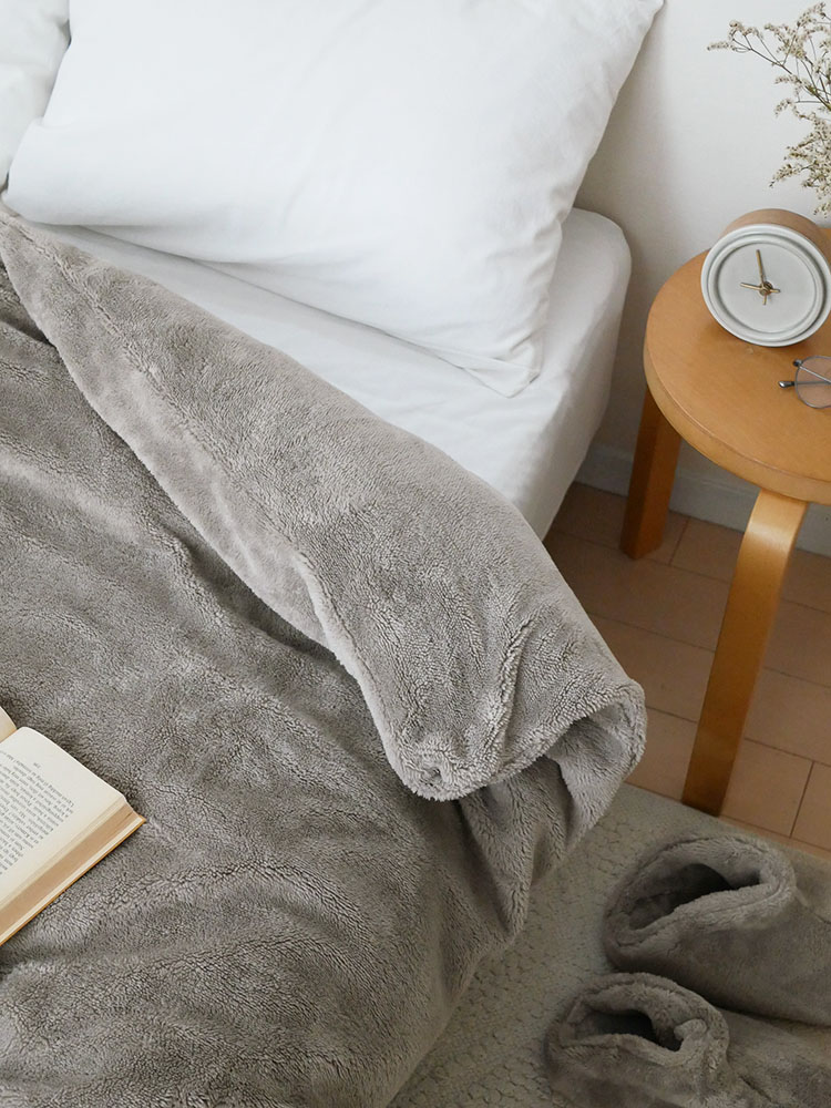 Le boisの2WAY掛け布団カバーが敷かれた整ったベッドと枕が配置されたベッドルーム