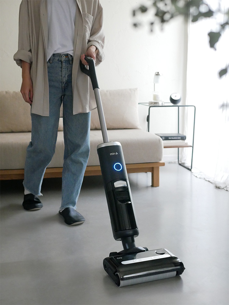 Mindoo AquaX吸引と水拭きが同時にできる掃除機と充電スタンド、ロールブラシ、フィルターなどの付属品がセットになった画像