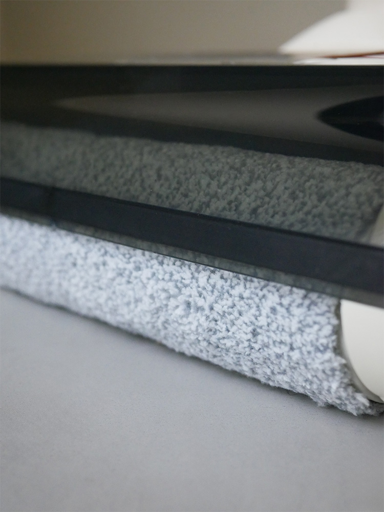 シルバー色とカーボンファイバー素材を使用したミンドー AquaX掃除機の画像