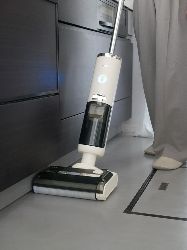 木製フローリング上で吸引と水拭きが同時にできる【Mindoo AquaX】掃除機と充電スタンド、付属ロールブラシやフィルターが並べられている様子