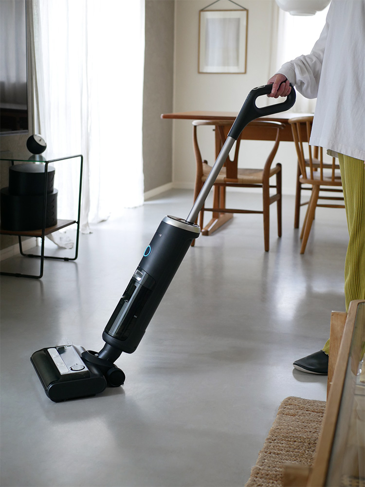 吸引と水拭きが同時にできるミンドー AquaX掃除機が木製フローリングの上に置かれている