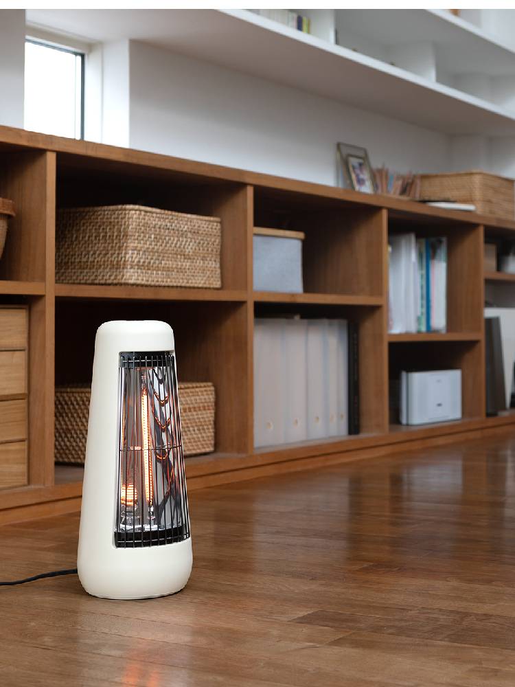 プラスマイナスゼロ カーボンヒーター H210の白色モデル。ステンレスとスチール製でコンパクトなデザインの家庭用暖房機器