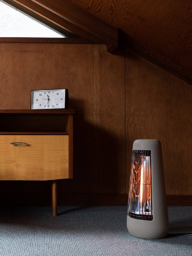 プラスマイナスゼロ カーボンヒーター H210 ホワイトがリビングルームに設置されている様子