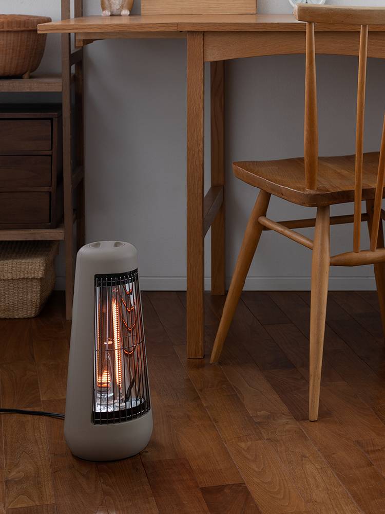 木製ランプシェードと円筒形デザインを特徴とするプラスマイナスゼロ カーボンヒーター H210