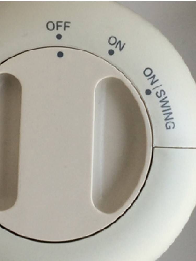 プラスマイナスゼロ カーボンヒーター H210 ホワイトモデルのコンパクトな本体