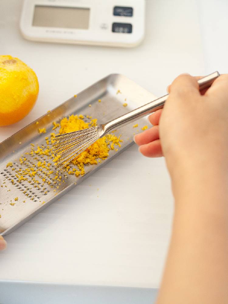 日本製EAトCOの18-8ステンレス製ハケがテーブル上に配置され、レモンや調理器具と共にキッチンで使用されている様子