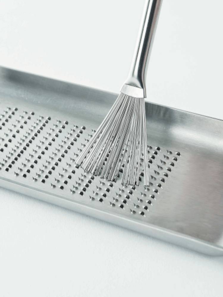 日本製18-8ステンレス製の銀色キッチン用ハケ、メッシュトレイ付き