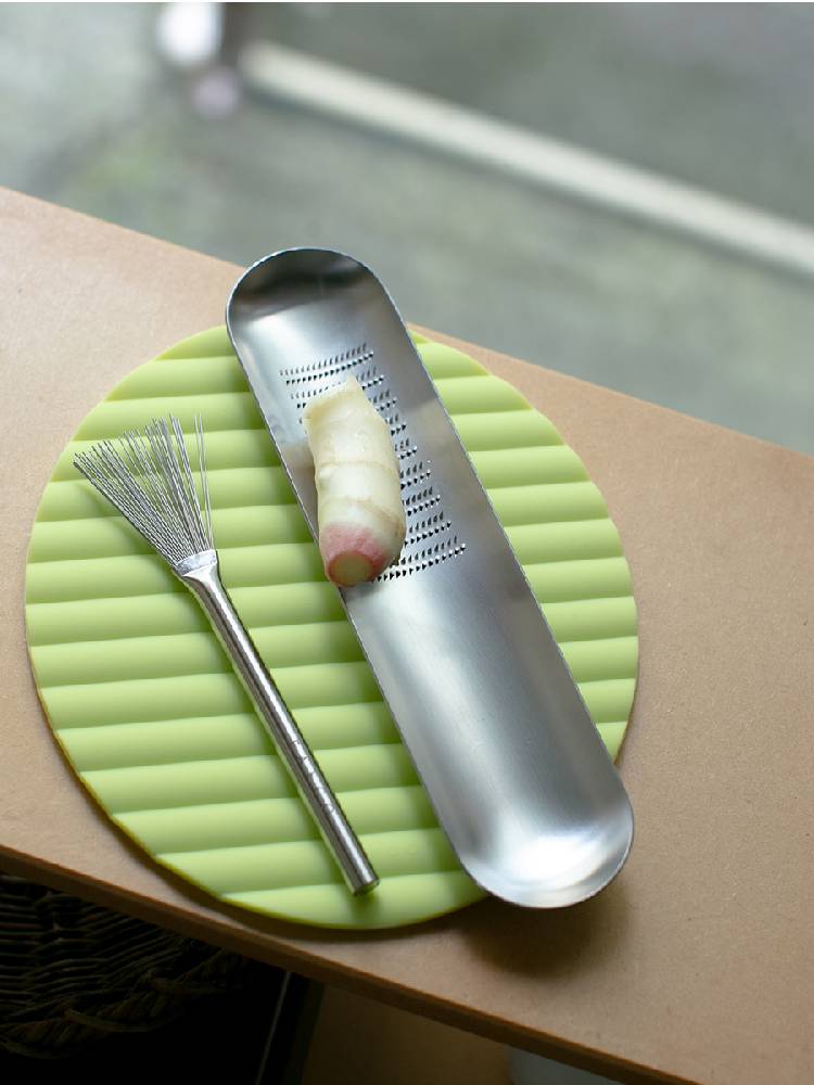 日本製18-8ステンレス製キッチンブラシ「EAトCO」全幅45mm×全長140mm×高さ8mm、重さ約25g。食洗機不可