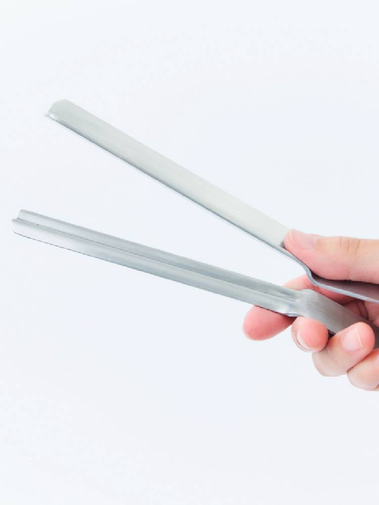 ステンレス製のEAトCOシボル。プラスチック部分とチョップスティックが一体となったキッチン用多機能カトラリー。