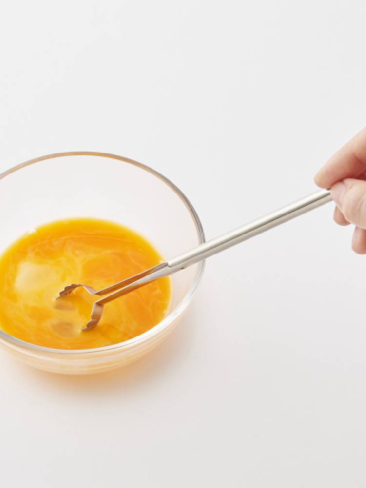 EAトCOトクの18-8ステンレス製スプーンとボウルを使用している調理中のシーン