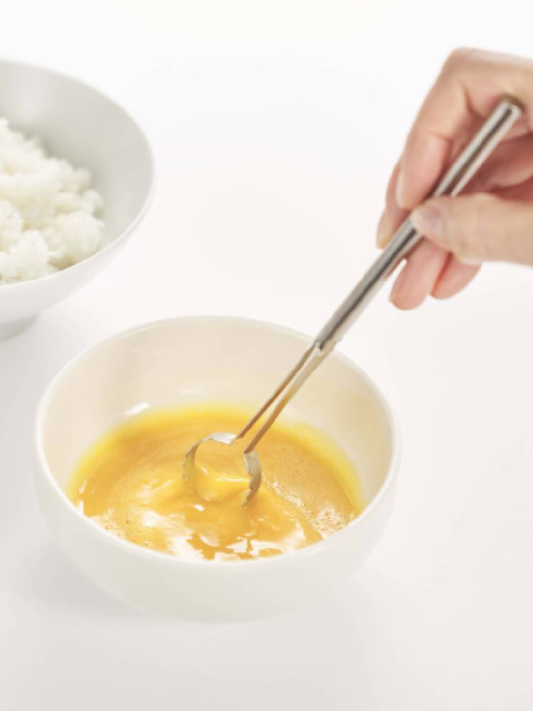 EAトCO トクの18-8ステンレス製スプーンとミキシングボウルがテーブル上に並んだキッチン用品の画像