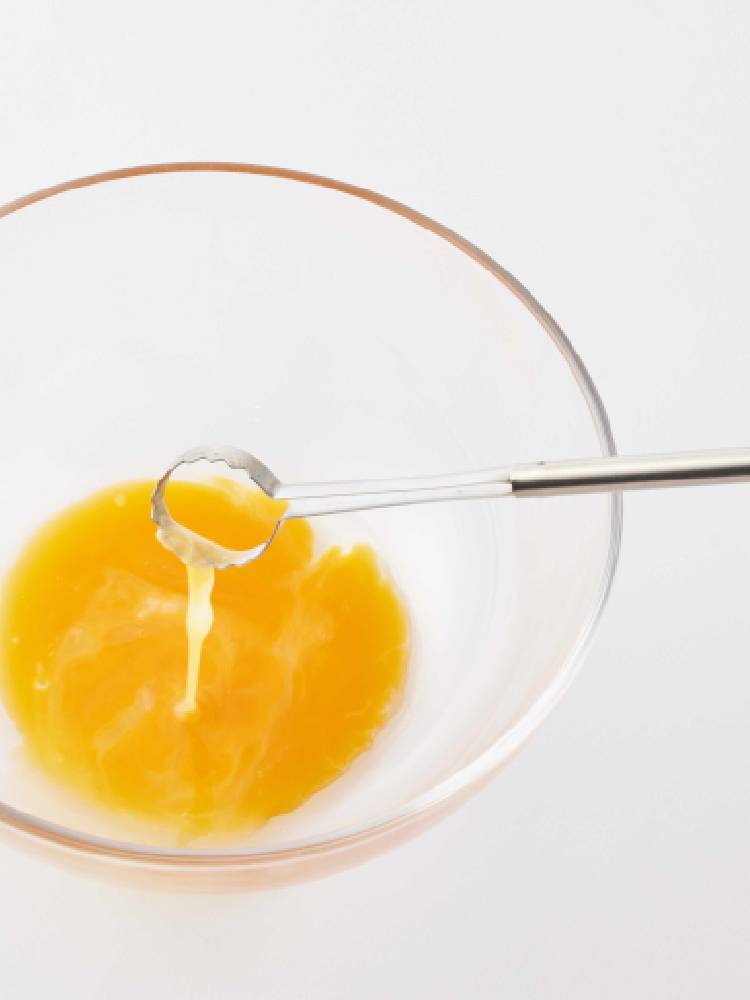 「EAトCO トク」18-8ステンレス製スプーンがフルーツや卵と共にキッチンテーブルに並べられている様子