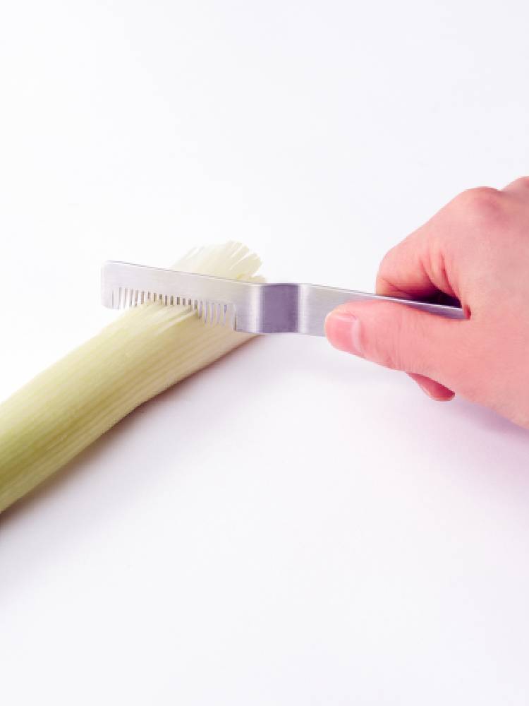 ステンレス製キッチンナイフを手に持ち、食材を切っている様子