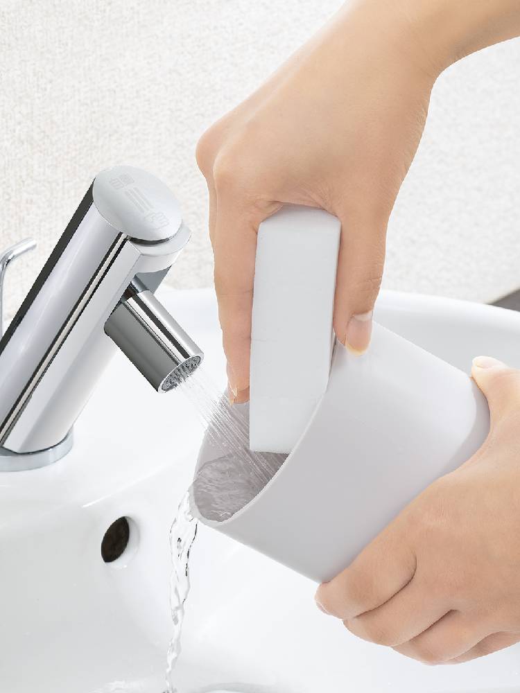 プラスマイナスゼロ コードレスクリーナー G040が配置されたシンクと水栓の画像