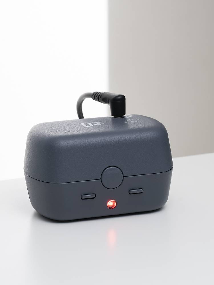 プラスマイナスゼロ コードレスクリーナー G040本体と付属ノズルの写真