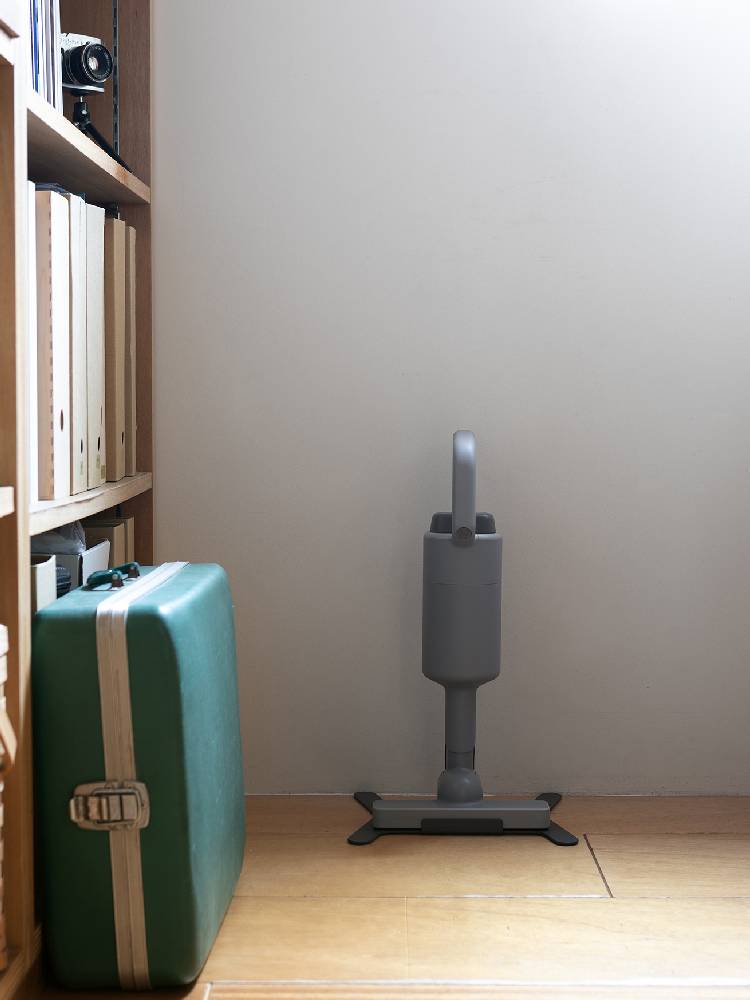 プラスマイナスゼロ コードレスクリーナー G040。白色の円筒型デザインを持つ家庭用電化製品。