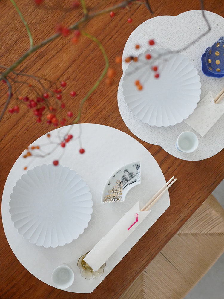 ADVAITAの美濃和紙お膳敷紙とお箸包みが並べられた和風の食卓セッティング