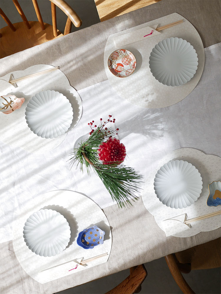 ADVAITAの美濃和紙製お膳敷紙とお箸包みがテーブルにセットされた様子