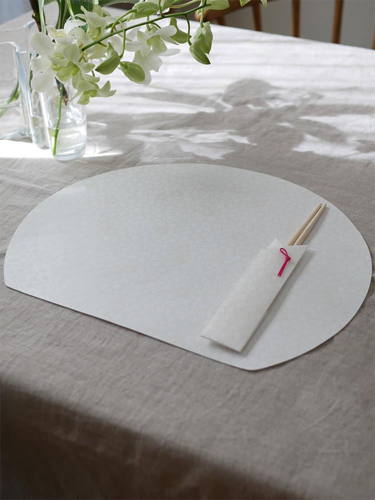 ADVAITAの美濃和紙製お膳敷紙とお箸包みがテーブル上に美しく並べられたセット