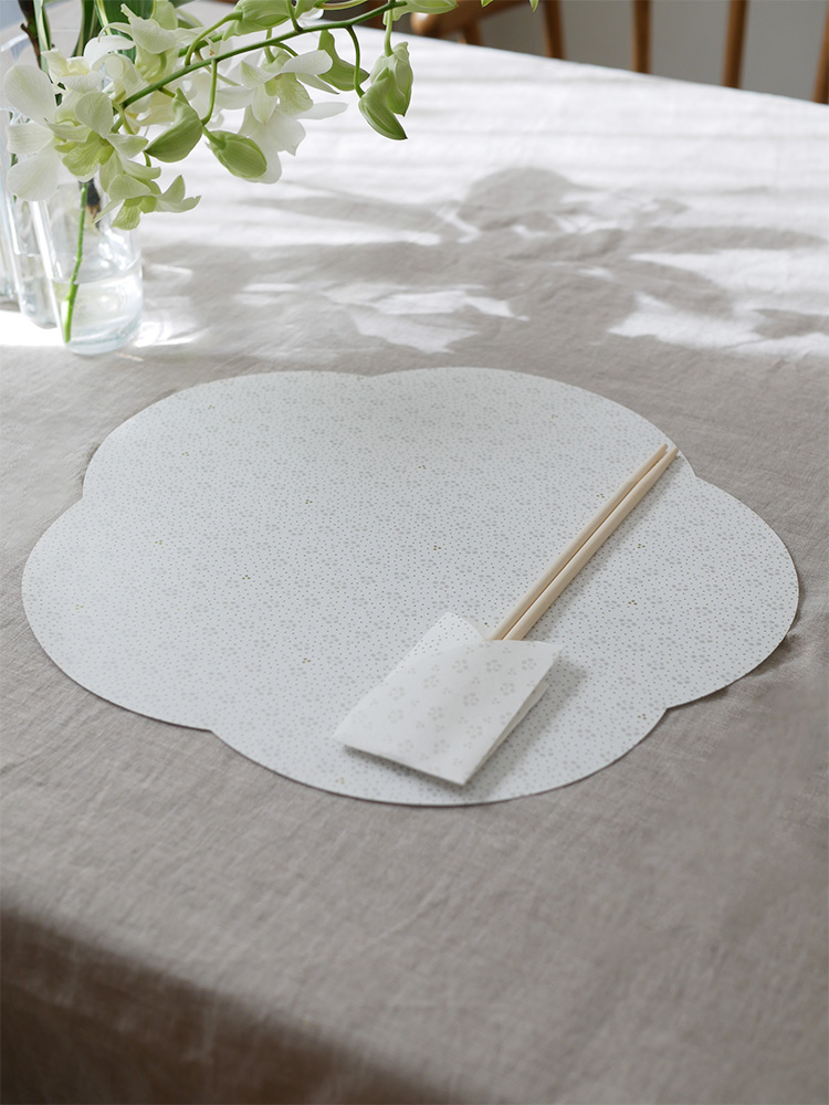 ADVAITAの美濃和紙製白梅柄お膳敷紙とお箸包みがセットになったテーブルウェア