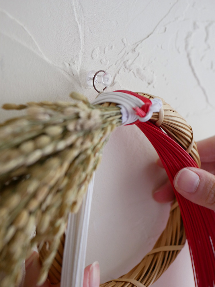 竹や稲、紙、針金を用いた迎春ことほぎリース。自然素材で手作りされた新年用のナチュラルな装飾品。