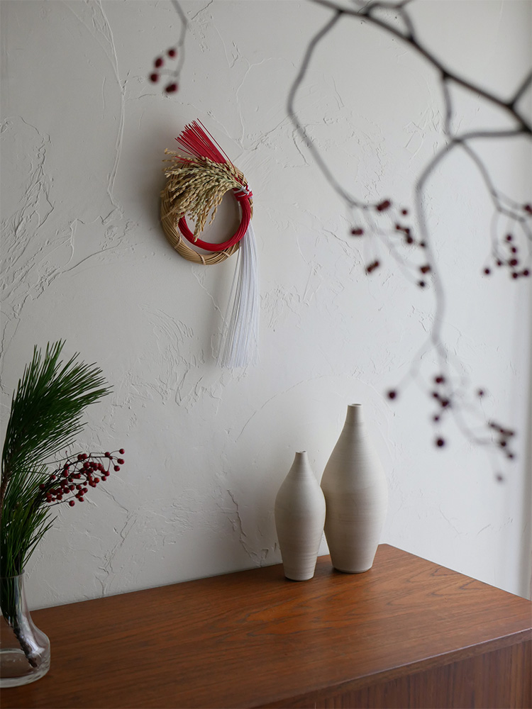 公長斎小菅の迎春ことほぎリース。竹や稲、針金を使用した自然素材の花と枝が組み合わさった日本製の壁用装飾品です。