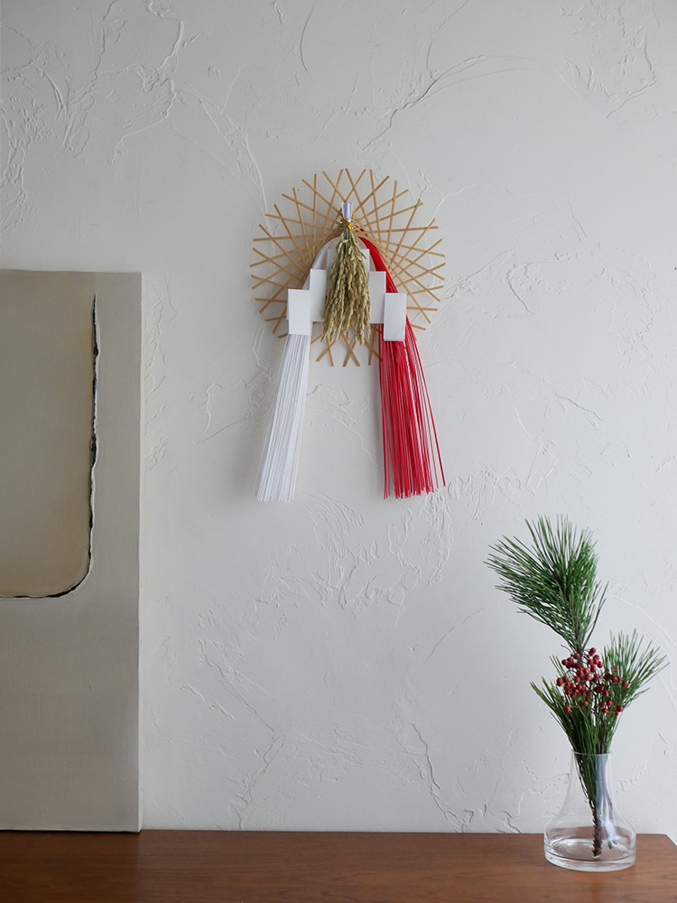 竹や稲などの自然素材で作られた輪弧編み水引リースの写真