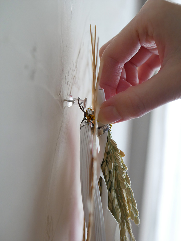 自然素材と羽を使用した頭飾り用の輪弧編み水引リース