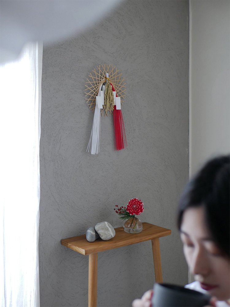 公長斎小菅の輪弧編み水引リース。竹、稲、紙を使用したナチュラルなフローラルデザインの装飾リース。