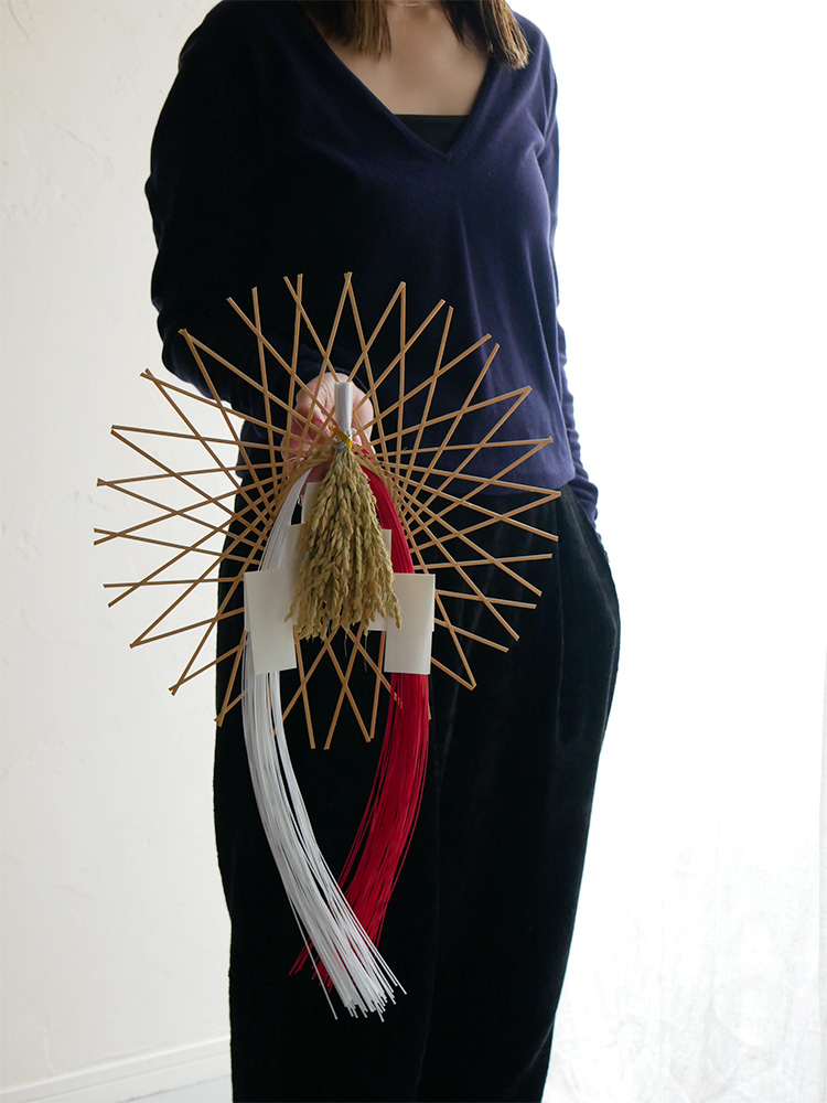 公長斎小菅の手作り輪弧編み水引リース。自然素材の竹、稲、紙、針金を使った装飾的なオーナメント。