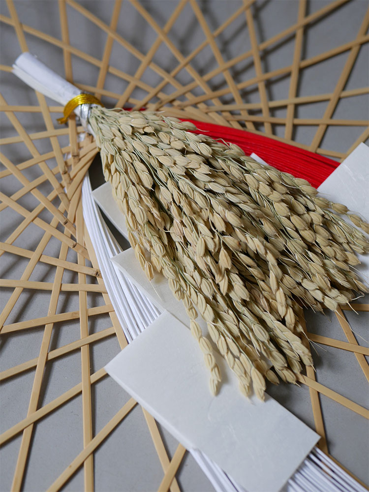 公長斎小菅の輪弧編み水引リース。竹や稲、紙、針金を使用したナチュラルなデザインのサイズL