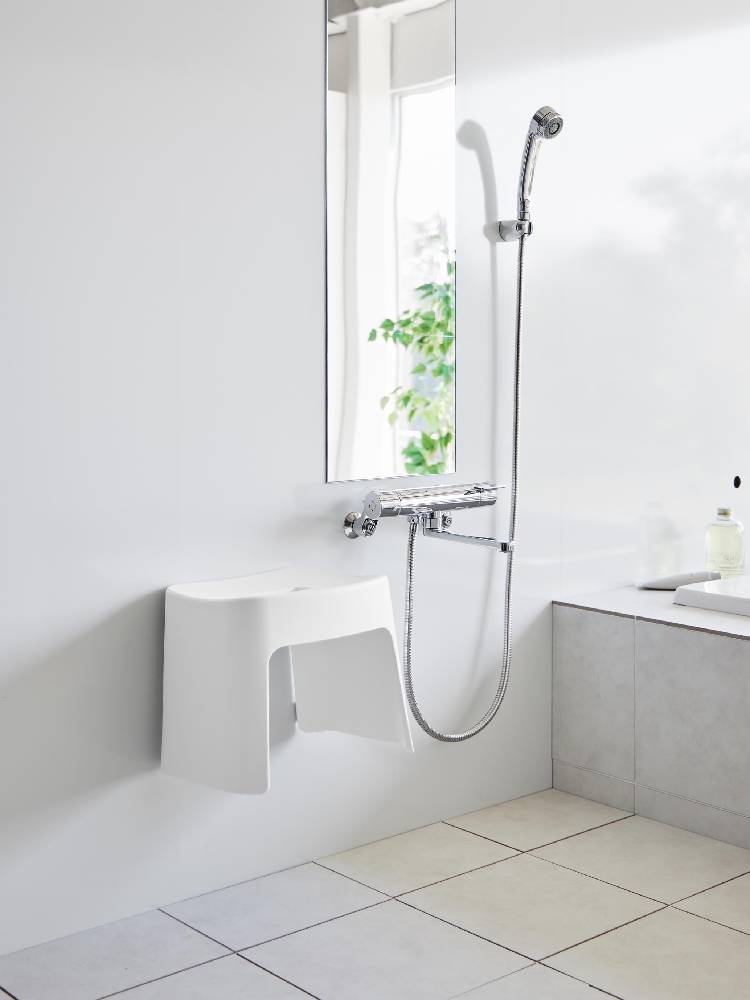 白いバスタブと蛇口が設置されたモダンな浴室の風景