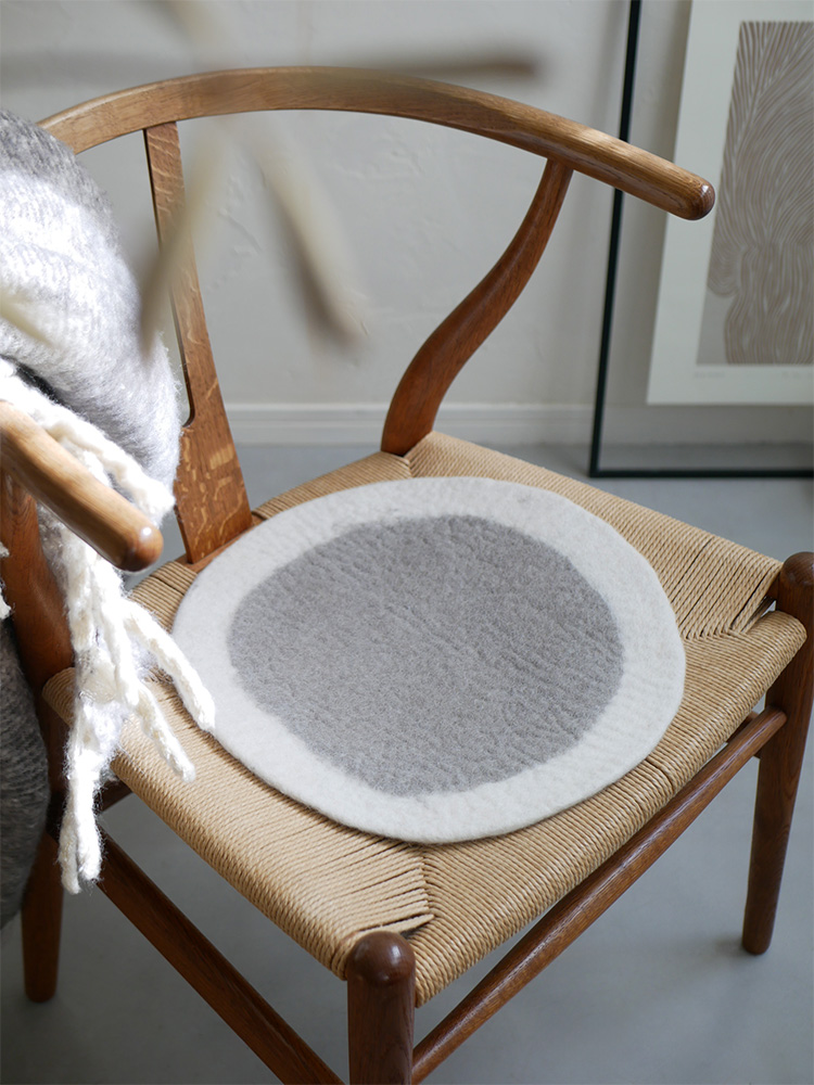 ナチュラル素材のニュージーランドウール100％ウールフェルトチェアシートが木製の椅子に美しく敷かれている様子