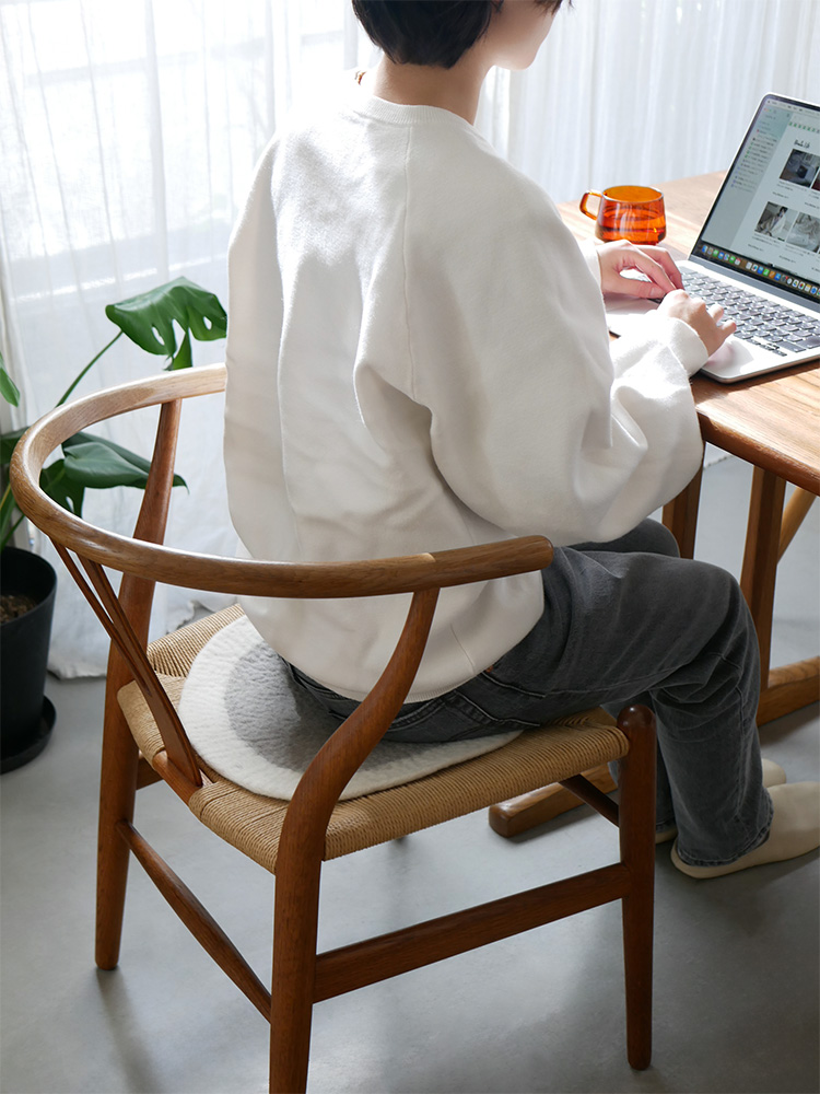 木製椅子に取り付けられたニュージーランドウール100％のHinata Lifeウールフェルトチェアシート