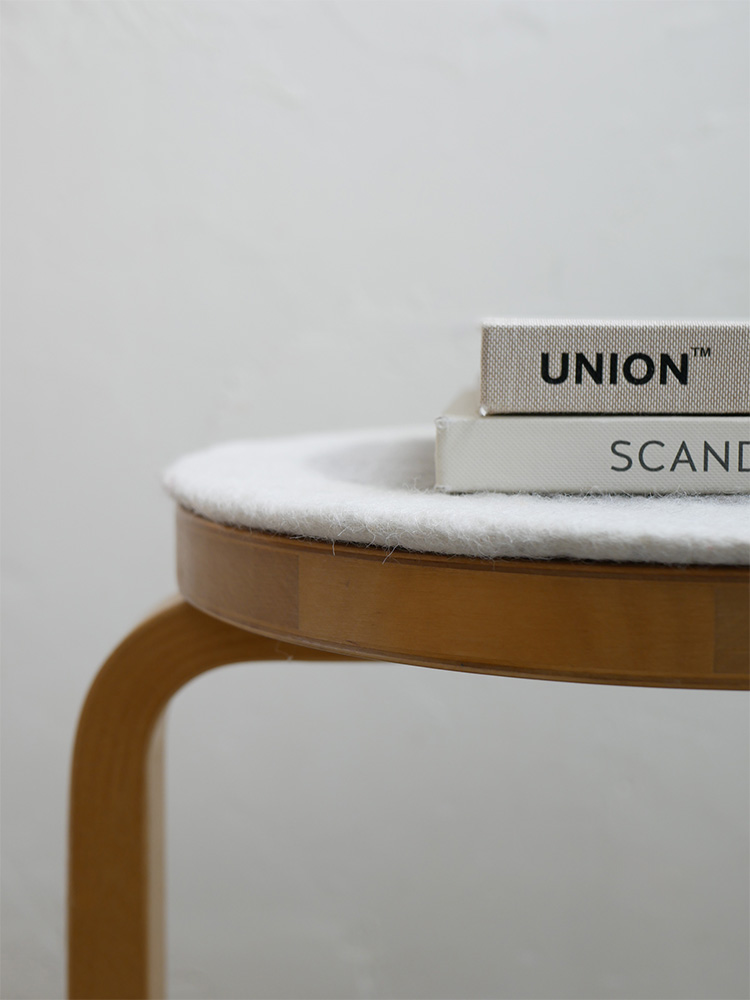 シルバー色のニュージーランドウール100％製ウールフェルトチェアシート、直径36cm