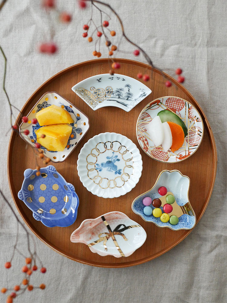 アマブロ MAMEの日本製磁器ディナーウェアセット。吹墨富士形皿や牡丹蝶文角皿など、多彩なデザインのプレートが揃っています。