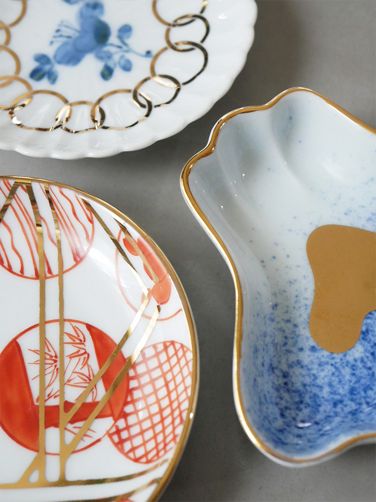 アマブロ MAMEの磁器食器セット。皿、ソーサー、カップが並んでいる