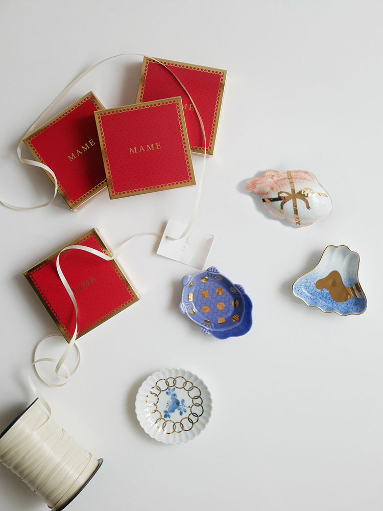 アマブロ MAMEシリーズの磁器製オーナメントや装飾品が並ぶ写真