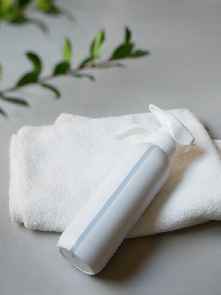 リッチェルのマグネット式片手計量500ml液体洗剤ボトル。プラスチック製でスプレーノズルとシリコーンゴム滑り止め付き