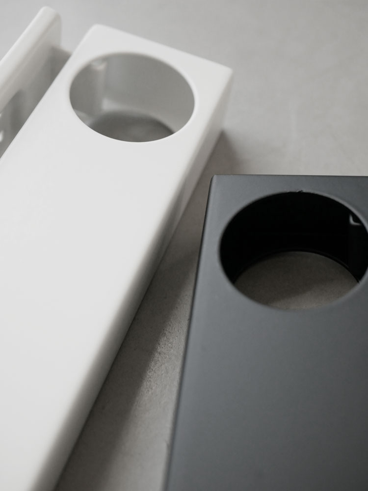 壁に取り付けられた折り畳み物干し竿ホルダー