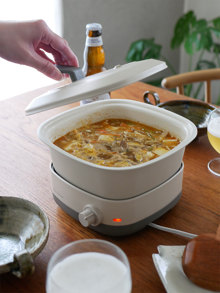 レコルト ポットデュオキャレの卓上電気小鍋。ステンレス製の本体と蓋、セラミックボウル、グリルプレートがセットされた全体図。