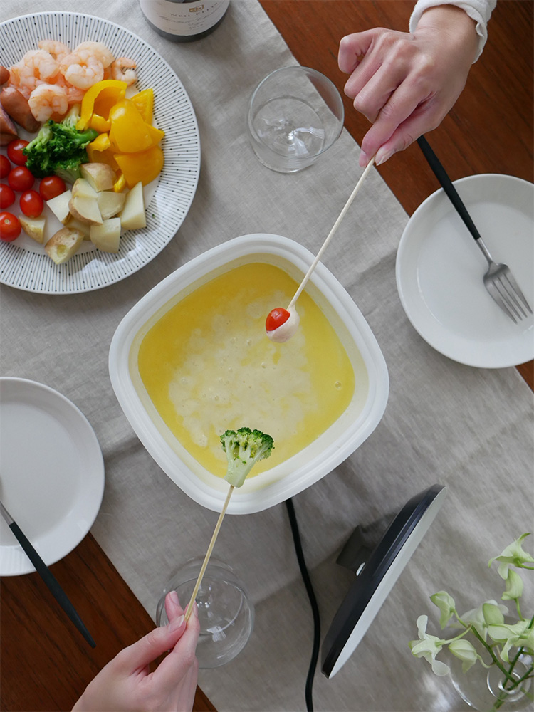 récolte（レコルト）の卓上電気小鍋ポットデュオ キャレと各種食器、野菜が配置されたキッチン用品のセット写真