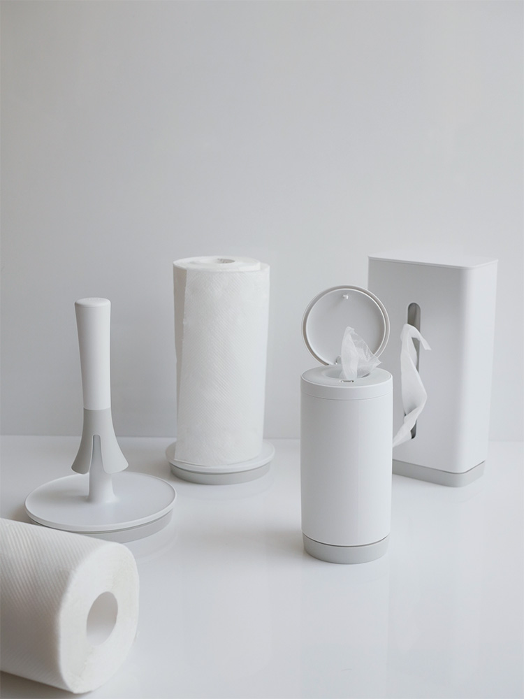 キッチンカウンターに設置されたマーナの倒れない片手操作可能なキッチンペーパーホルダー