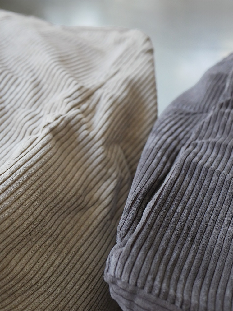 QUBE（キューブ）のグレー色コーデュロイビーズクッション