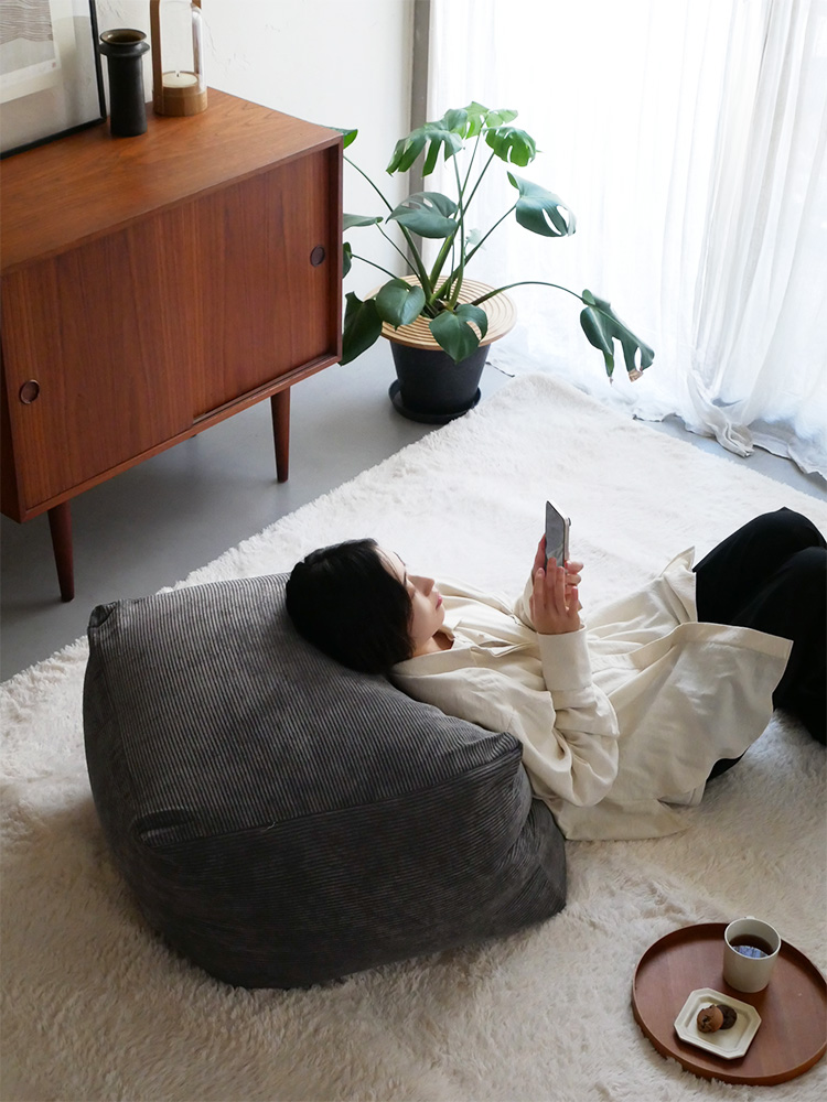 灰色の【QUBE/キューブ】コーデュロイビーズクッション、リビングルーム用の快適なビーズソファ