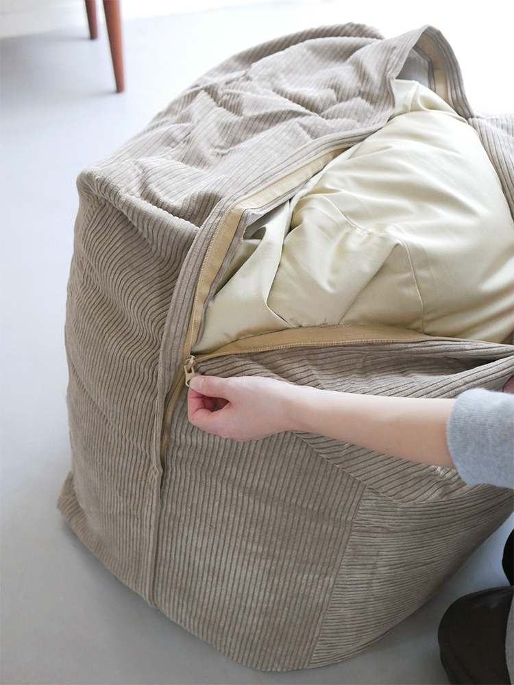 【QUBE/キューブ】XLサイズのコーデュロイビーズクッションが木製フローリングの上に配置され、リネン素材で快適な雰囲気を演出している