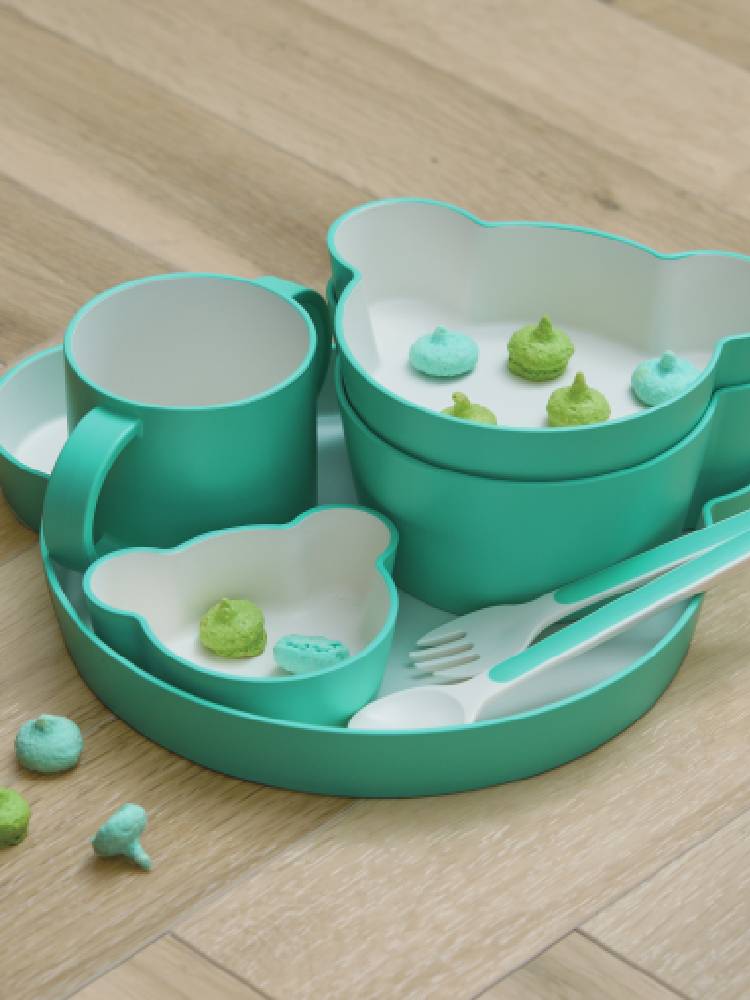 タックのキッズディッシュギフトボックス「ベアラッキー7」に含まれるプレート、ボウル、マグカップ、スプーン、フォークなどの食器セット