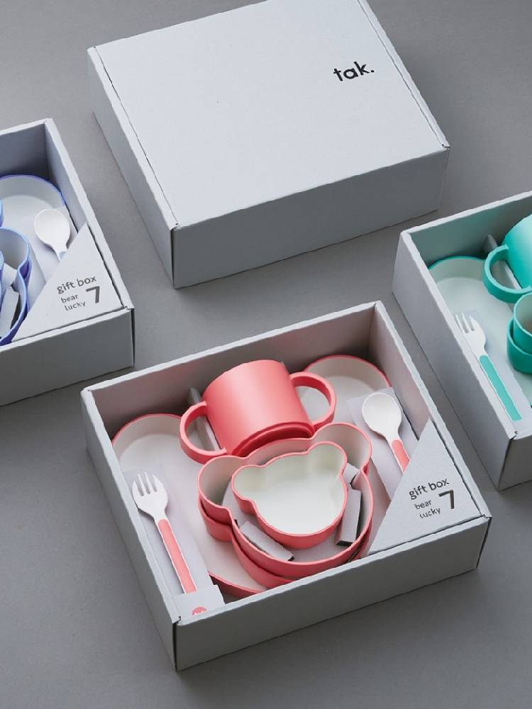 タックのキッズディッシュ ベア ラッキー7セットに含まれるマグカップとカトラリー