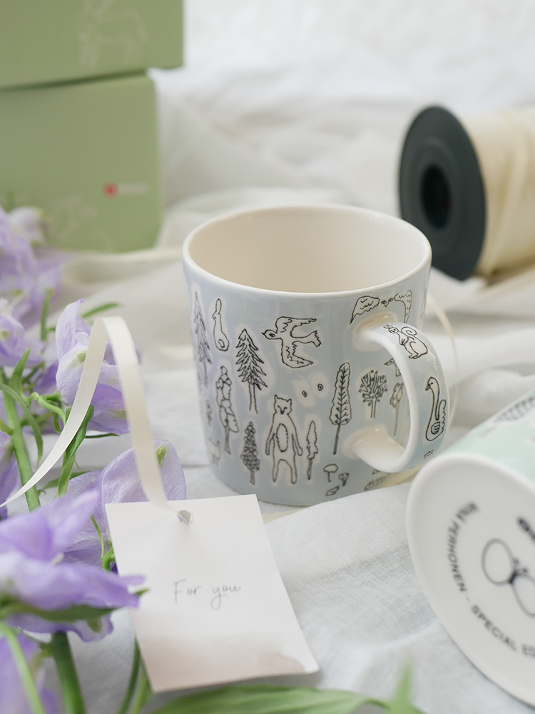 イッタラ×ミナ ペルホネンのフォレストライフ2024限定カラー、ライトグレーの磁器製マグカップ