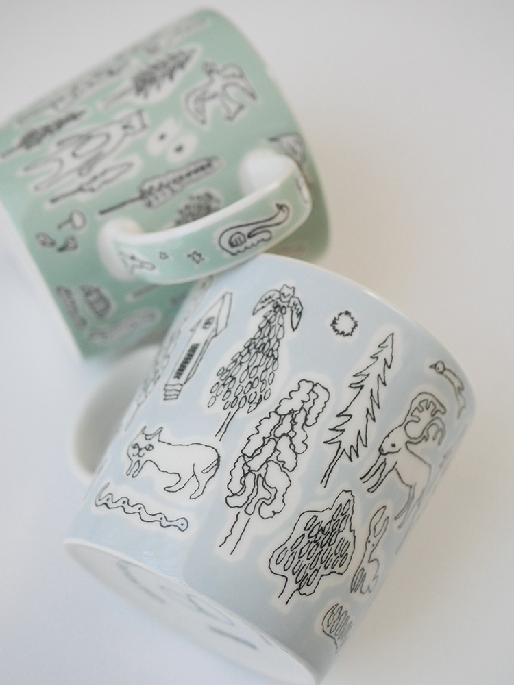 イッタラ×ミナ ペルホネン フォレストライフ 2024限定カラーの磁器製マグカップ。ライトグレーまたはライトグリーンの色合いで、サイズは約φ80×W110×H80mm。